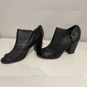 Daisy Fuentes black boot sandals 8.5